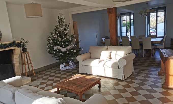 Beaumont House | Family-Friendly Retreat at Gîte des Frangines with Kitchen
