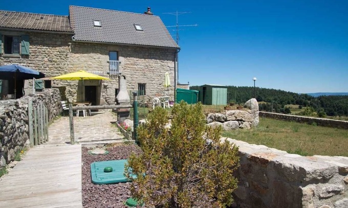Peyre-en-Aubrac House | Gîte des Jonquilles: Family-Friendly Retreat for 6 Guests