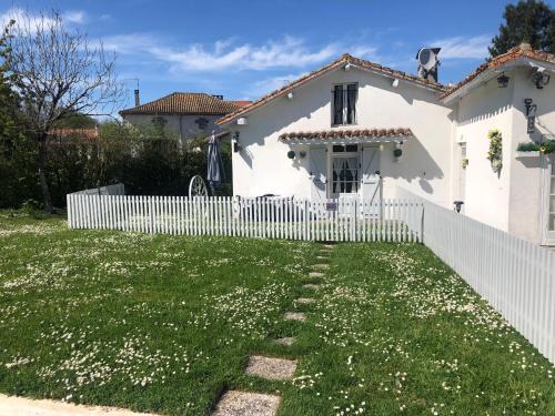 Oradour-Fanais House | Gîte des Lavandes: Oceanfront Retreat with Pet-Friendly Perks