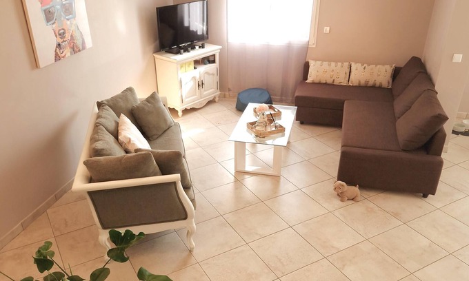 Alixan Villa | Gîte des teppes: Pet-Friendly Haven with Spa and Pool