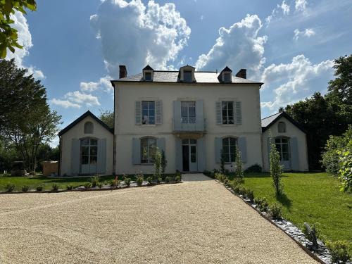 Epineuil-le-Fleuriel House | Explore Gîte des Tourterelles: Pet-Friendly Retreat Rated 9.7