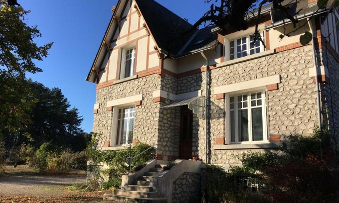 Dhuizon House | Family-Friendly Gîte Dhuizon: Perfect for 8 Guests
