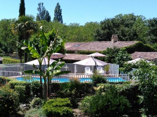 Lolme House | Gîte Diamant Noir: Oceanfront Charm with Pool & Breakfast