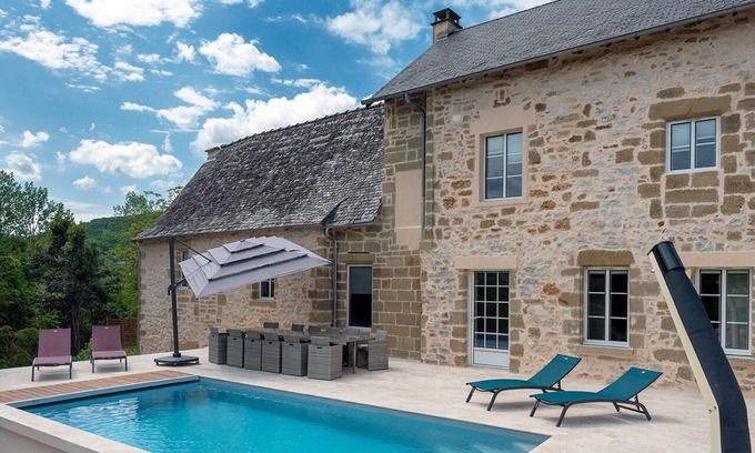 Lissac-sur-Couze Villa | Gîte du Château de Lissac: 10/10 Rated with Lake Views