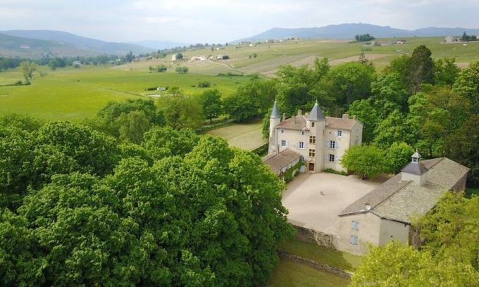 Cercie House | Exceptional Gîte du Château de la Terrière with Kitchen