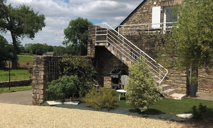 Arradon Cottage | Gîte du Clos du Ratz: Oceanfront Escape with Pool & Spa