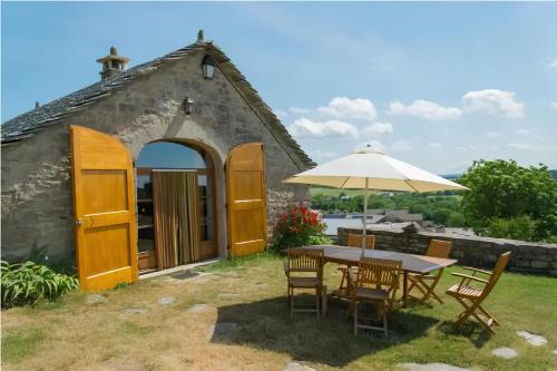 Le Massegros House | Gîte du Dolmen de l'Hom: Oceanfront Retreat with Pool