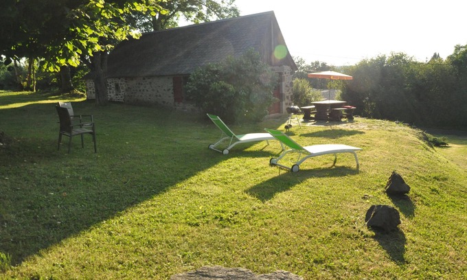 Vernines Cottage | Cozy Gîte du four: Pet-Friendly Lake View Retreat