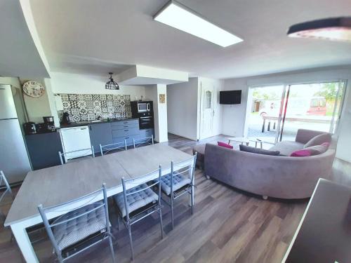 Chambretaud House | Gîte du marié: Family-Friendly Retreat Near Puy du Fou