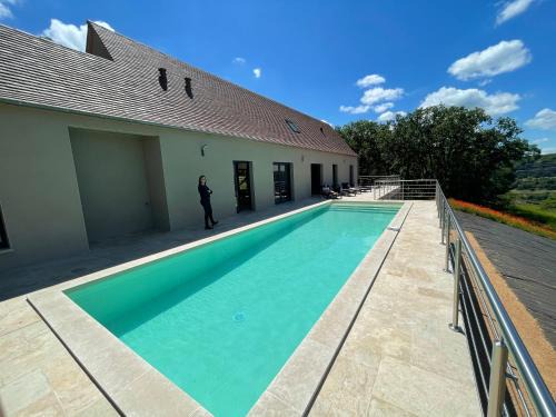 Autoire Villa | Gîte du point de vue: Oceanfront Escape with Pool & 9.9/10 Rating