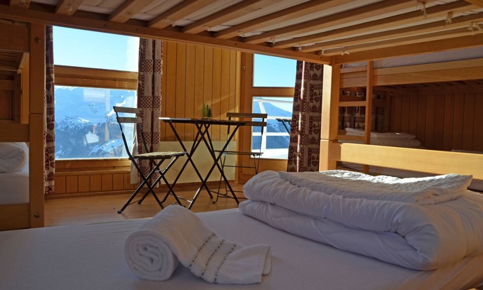 Lauenen Bei Gstaad Hotel | Welcoming Gîte du Prilet: Family-Friendly with Dining Options