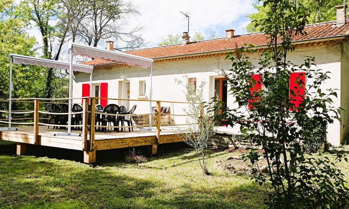 Ruoms House | Gîte en Bord de Plage: Nature Retreat in Sud Ardèche
