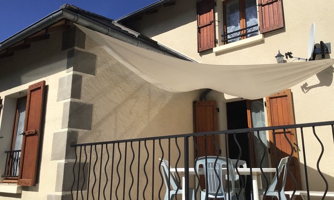 Lascelle Apartment | Inviting Gîte En Duplex: Pet-Friendly with Family Amenities