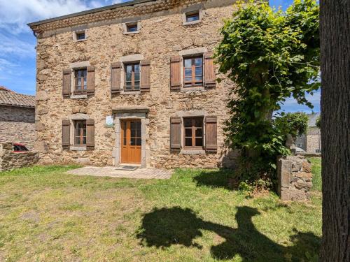 Pinols House | Charming Stone Gîte with Courtyard in Village near Langeac