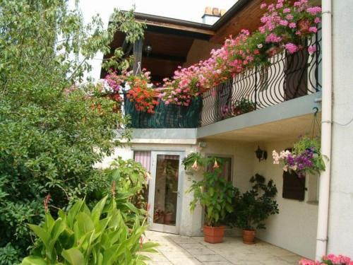 Sercoeur House | Gîte Sercœur: Ideal Retreat for 2 with Pet-Friendly Perks