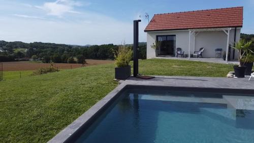 Laa-Mondrans Apartment | Cozy Gîte entre mer et montagne with Pool & Family Fun