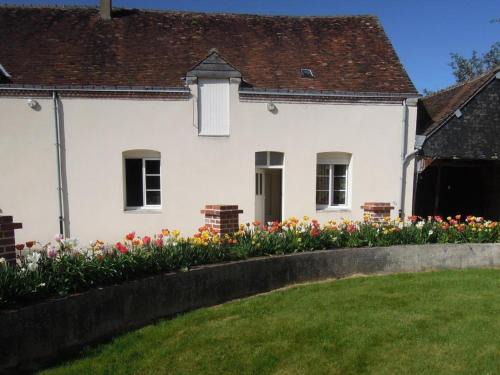 Danze House | Family-Friendly Gîte with Heated Pool Near Saint Calais