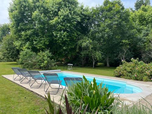 Tilly House | Renovated Family Gîte with Pool & Garden in the Countryside