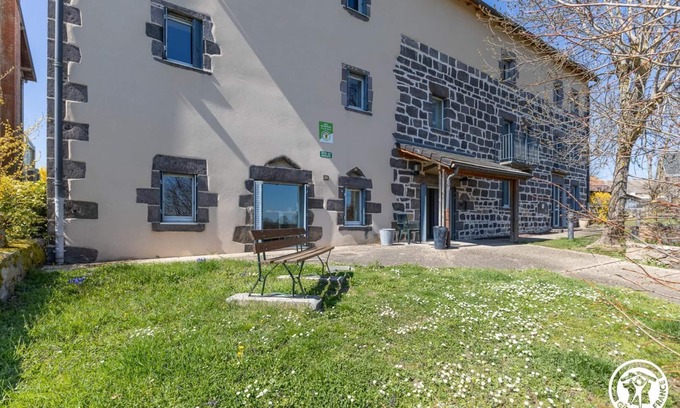 Charbonnieres-les-Varennes House | Charming Gîte Municipal Champagnol: Family-Friendly Retreat