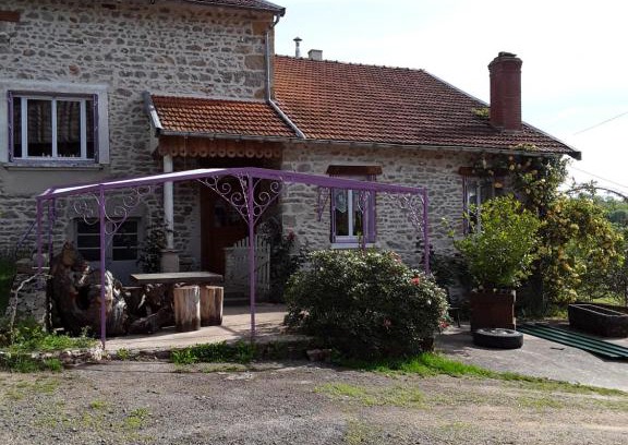 Montagny-sur-Grosne House | Cozy Gîte: Family-Friendly Retreat with 8.5/10 Reviews