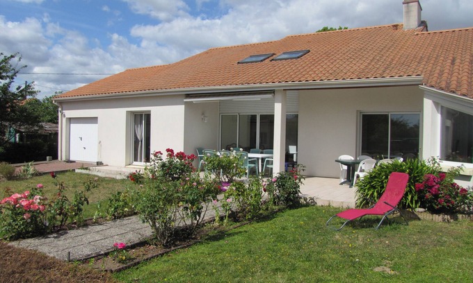 Saint-Julien-de-Concelles Cottage | Relaxing Gîte des Castors de Loire Near Nantes with Pool