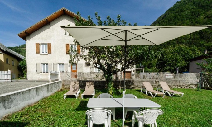 Saint-Martin-sur-la-Chambre Apartment | Relax at Gîte Zen Attitude with Hot Tub & Pet Friendly