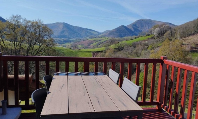 Bidarray Apartment | Gîte Ibar: Perfect Retreat for 4 with Spa & Hot Tub