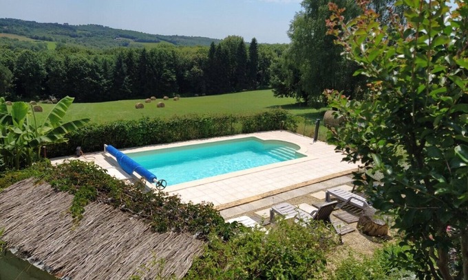 Saint-Genies Cottage | Idyllic Gîte Near Sarlat with Pool and Lake Views