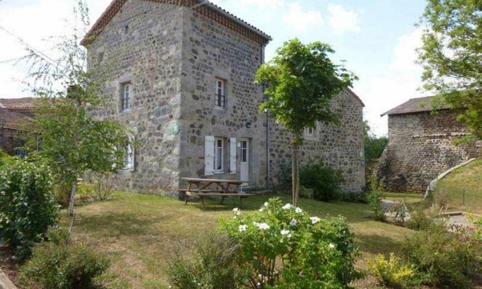 Rauret House | Cozy Gîte in Rauret with Private Parking & Family Activities