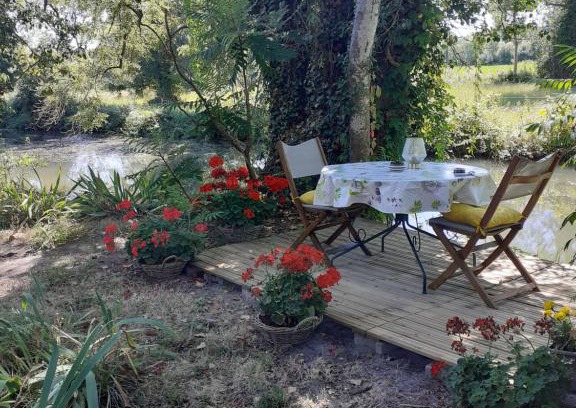 Beaulieu-les-Loches Apartment | Pet-Friendly Gîte "Rivière Peyrona" near Zoo Beauval