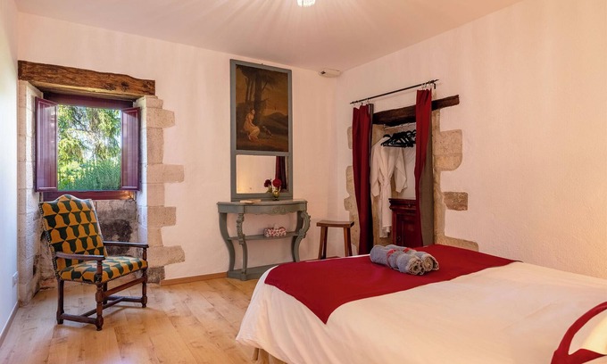 Ajat House | Gîte Jeanne: Relax by the Heated Saltwater Pool & Spa