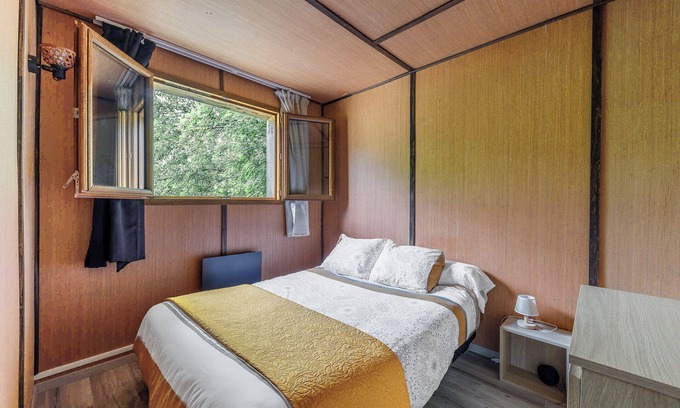 Blesignac House | Cozy Gîte L'acacia for Families with Breakfast Included