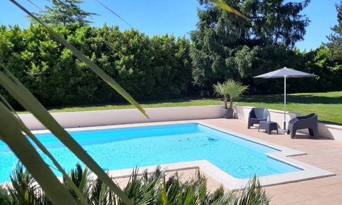 Mouscardes House | Guest Rated 9.6: Gîte L'Ecureuil with Oceanfront Pool