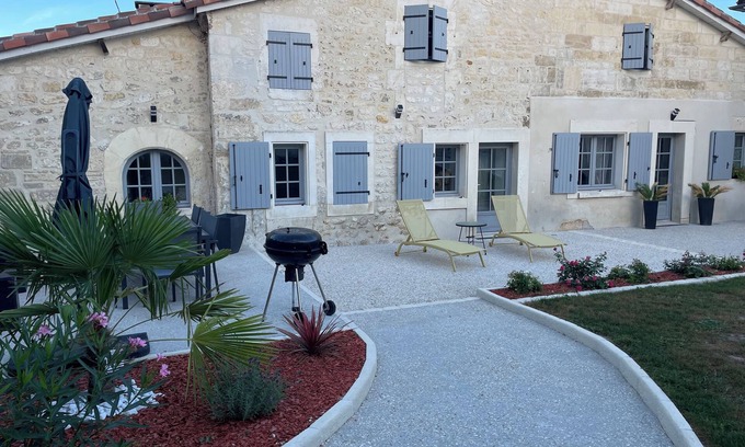 Saint-Meme-les-Carrieres Cottage | Gîte La Rive Gauche: Family-Friendly Stay with Spa & Pool