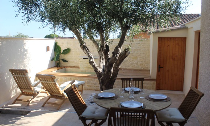Merindol Cottage | Inviting Gite Au Pied Du Luberon with Pool and Family Perks
