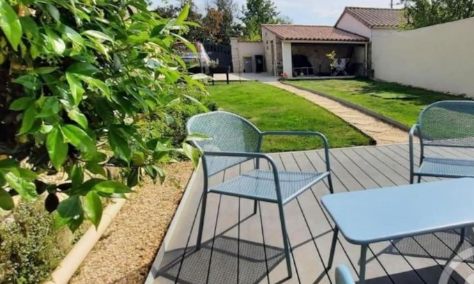 St Benoist-sur-Mer House | Inviting Gîte la Bulle: Garden Oasis near the Beach