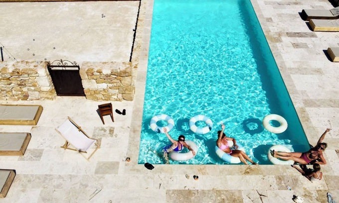 Baron House | Gîte "La cave du vigneron" in an estate in Uzès
