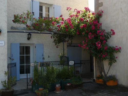 Le Chaffaut-Saint-Jurson Apartment | Discover Gîte la Grange: Family-Friendly in Provence