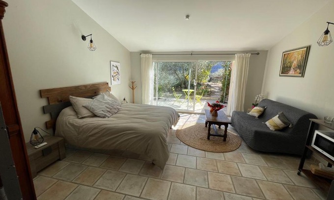 Oraison House | Gîte La maison dans l'Olivette: Oceanfront Oasis Awaits