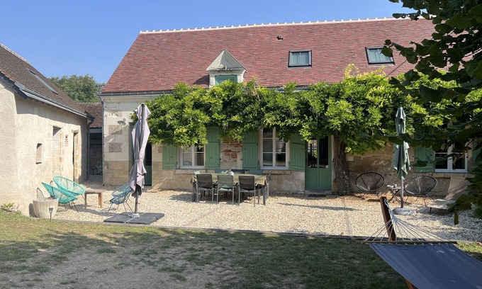 Francueil Cottage | Cozy Gîte - La Maison de Frederic with Breakfast & Kitchen