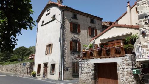 Saint-Floret House | Gîte la maison de Mika: Oceanfront Escape with Pets Welcome