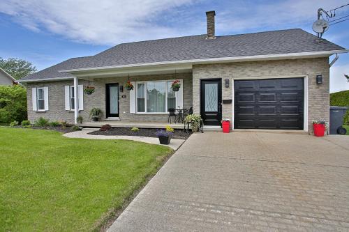 Coaticook Bed & Breakfast | Discover Gîte La Nuitée: Oceanfront Bliss Awaits You
