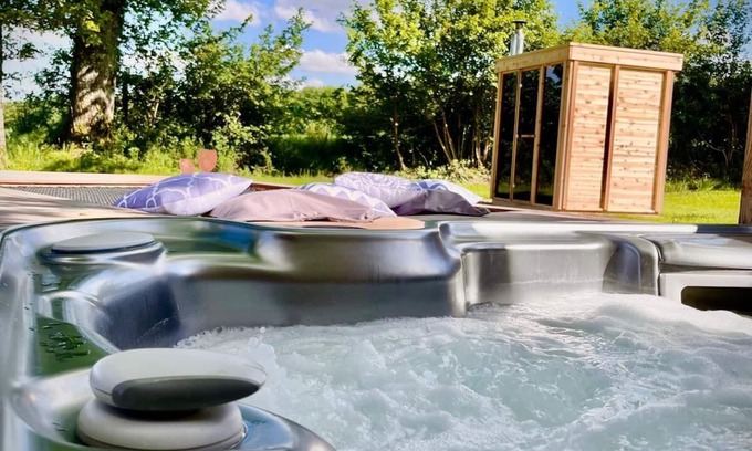 Saint-Fargeau Cottage | Relaxing Gîte La Parenthèse: Spa & Sauna for Two