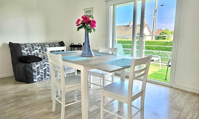 Isigny-sur-Mer Apartment | Relax at Gîte La pause Normande - Child-Friendly Retreat
