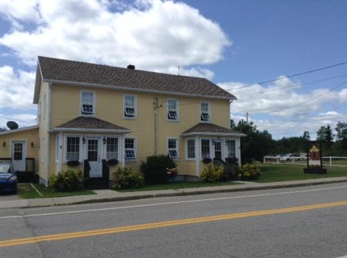Godbout Bed & Breakfast | Unforgettable Oceanfront Experience at Gîte La Richardière