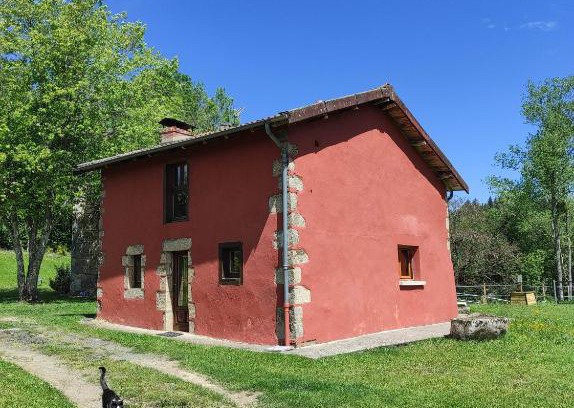 Bertignat House | Guest Rated Gîte La Roche: A Cozy Retreat Awaits You