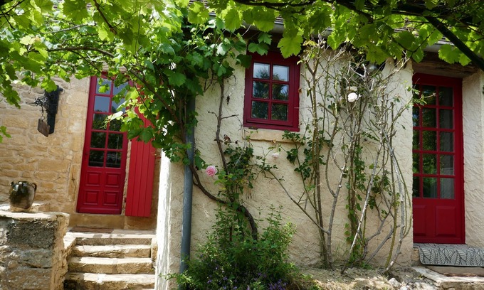 Plazac House | Charming Gîte La Roseraie: Poolside Retreat in Black Perigord