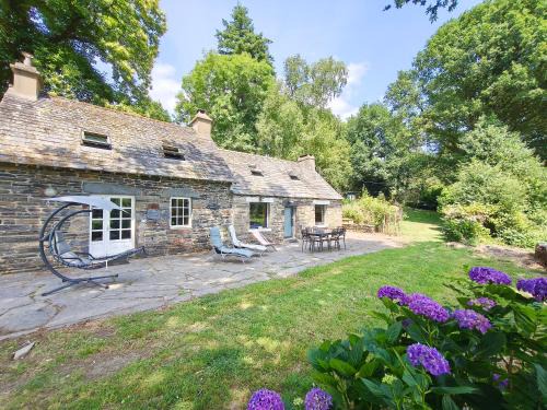 Laniscat House | Pet-Friendly Lann Avel: Guest Rated 9/10 with Kitchen