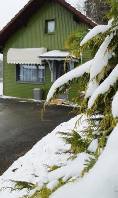 Frambouhans Ski Chalet | Pet-Friendly Gîte le Chalet Vert near Raquettes Trails