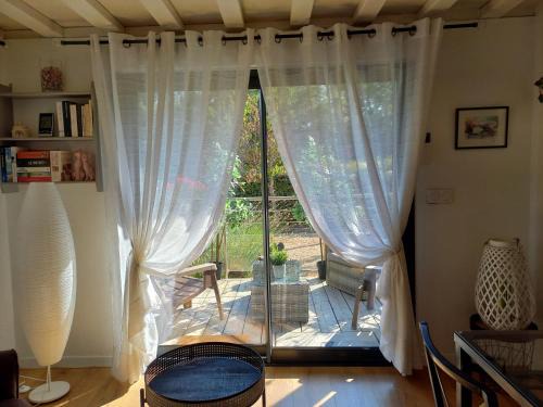 Fuveau Apartment | Gîte Le Logis Vallat Bas: Oceanfront Retreat with Pool